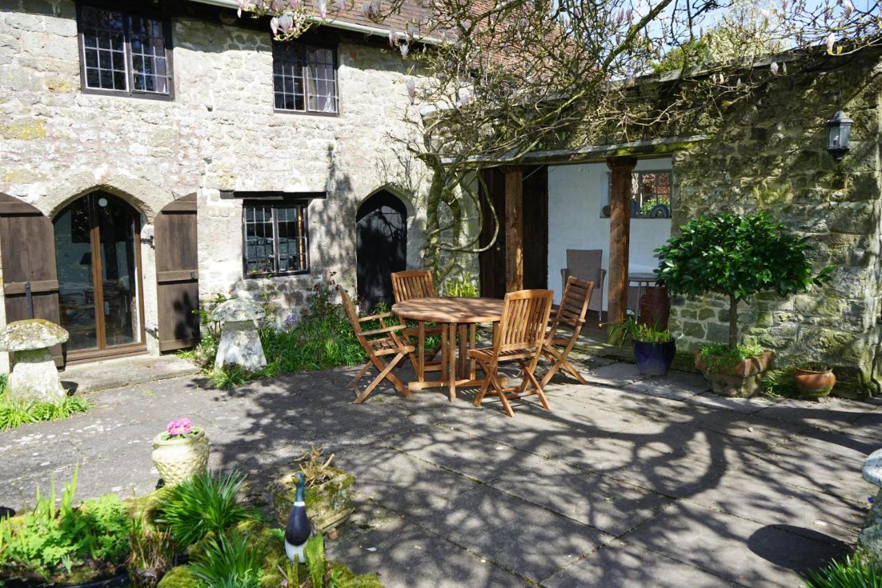 Character 2 Double Bedroom Cottage In Shaftesbury Exterior foto